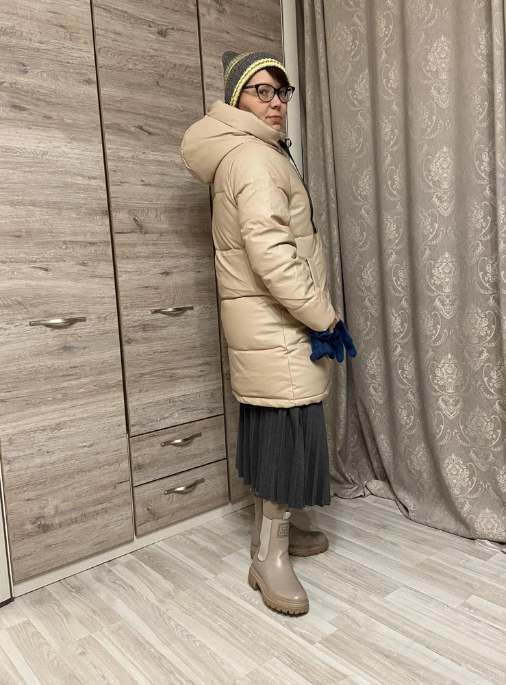 Замечательный пуховик! Хорошо сшит, удобный и главное - не продувается (уже проверено).
Порадовал капюшон, не сильно глубокий и прекрасно закрывает шею. Пока мерила, поняла, что зимой точно не замерзну. Спасибо продавцу за хорошую упаковку, дошло в прекрасном состоянии!