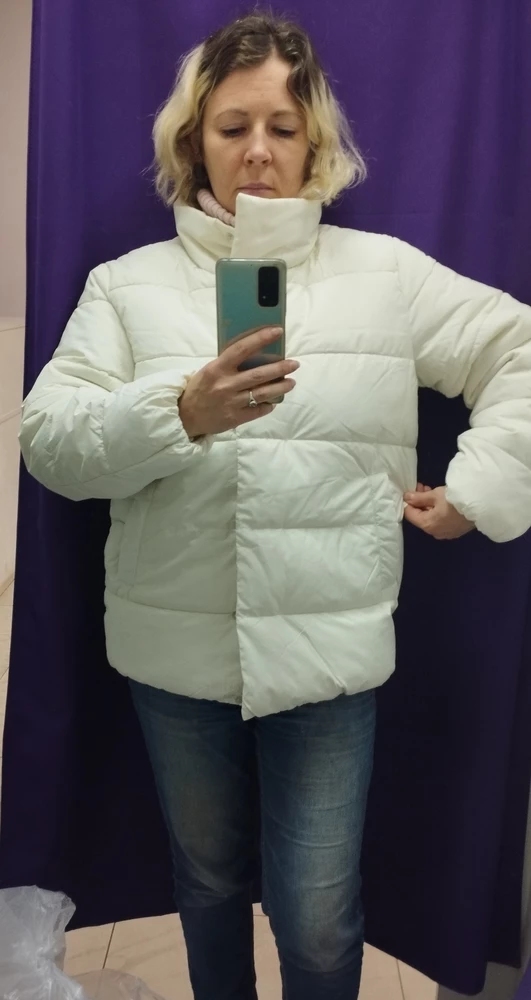 Отличная курточка. Ношу российский 44, на фото размер S на свитер,  по мне так слишком оверсайз). XS подошло отлично даже со свитером. Лёгкая, но довольно теплая, на холодную осень и мокрый снег отлично.