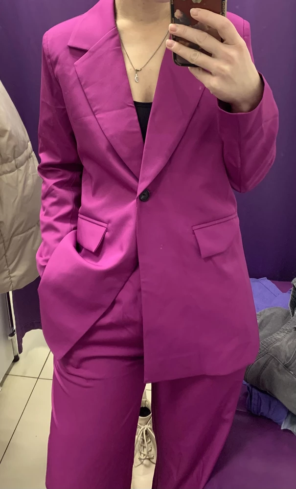 Очень классный костюм. Цвет бомба. Заказала 44 размер большой в талии. Решила перезаказать 42 размер. Ждуу