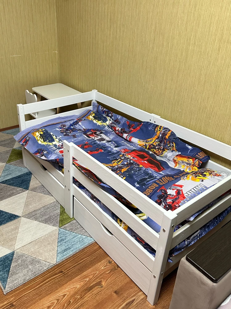 Кровать замечательная!😍😍😍С мужем собрали за 1,5 часа вместе с ящиками. Крепкая, не скрипит, пришла без дефектов, ребенок в восторге! Рекомендую однозначно!