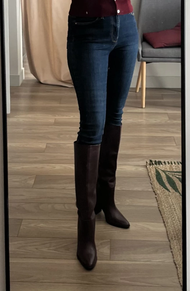 Мои любимые джинсы. Давно покупала в магазине. И очень обрадовалась, что теперь есть на ВБ. И цена приятная. Может уже не актуальные, но минус два размера гарантируют. Взяла 30-170. Мой рост 169, джинсы по щиколотку. Объем зада 102, талия 68. Так что с запасом. Можно было и поменьше взять. Джинс плотный и хорошо тянется, утягивают отлично, дискомфорта нет.