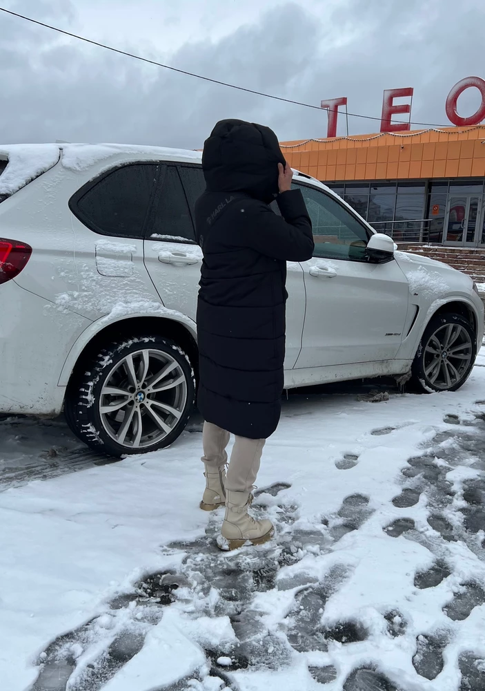 Искала именно такой пуховик!! В нем точно нельза будет замерзнуть, очень нравится, что эту модель можно носить как с поясом, так и без😍
Фурнитура качественная и прочная, пуховик хорошо прошит, швы ровные)
очень рада этой покупке, спасибо продавцу!!!