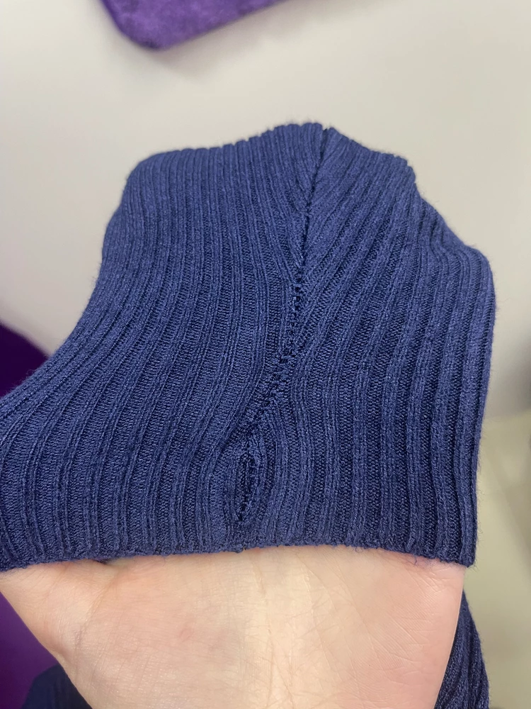 Ужасный пошив. Как так криво можно шить одежду, не понимаю … будто в подвале сшили. Ожидала другую по качеству кофту.