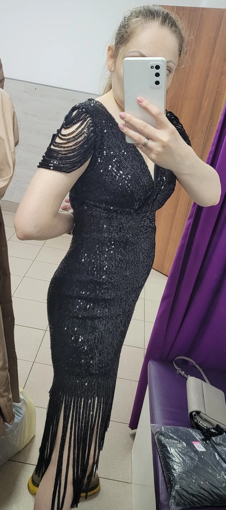 Размер 44, соответствует. Выглядит дорого, круто. Все продумано: ткань тянется, есть подклад, пайетки не осыпаются, выглядит качественно, завышенная талия, даже если небольшой животик, то хорошо садится. Еще отлично будет на пышную грудь. НО! почти 7т платье стоит, а на нем заедает молния. Пока платье лежит, она еще застегивается, а на человеке залезают в нее пайетки. За такие деньги, считаю, можно сделать добротную молнию. За это снизила оценку. Я себе оставила платье, т.к. очень красивое. Будем застегивать с мужем в 4 руки😄