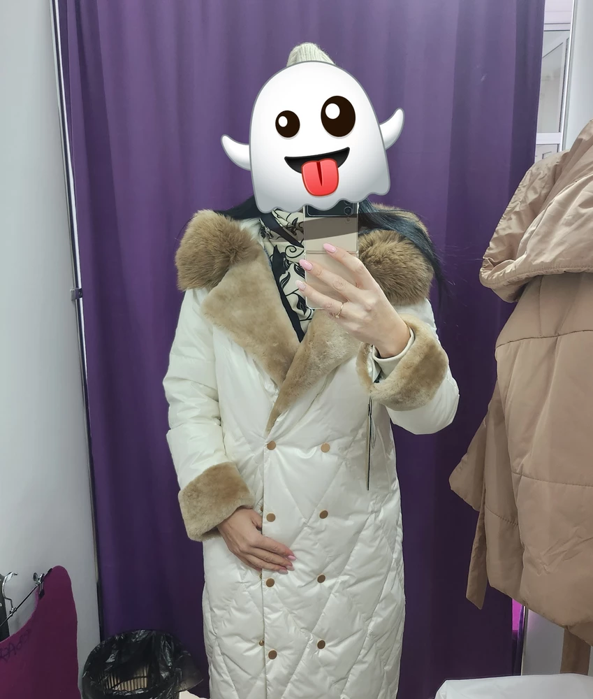 Мех на капюшоне отличаются по цвету от меха на рукавах и воротнике. Мех искусственный. ( но тут ещё проблема в том что не хватает кнопки в районе груди. Об этот где-то писалось в отзыве, на что был дан комментарии продавца, что есть скрытая пуговица. Да есть. В районе воротника? А требуется именно на груди. В этом пуховике грудь раскрывается!!! Слишком много кнопок в два ряда.  Качество пуховики и фурнитуры хорошее. Поменяйте пожалуйста мех.