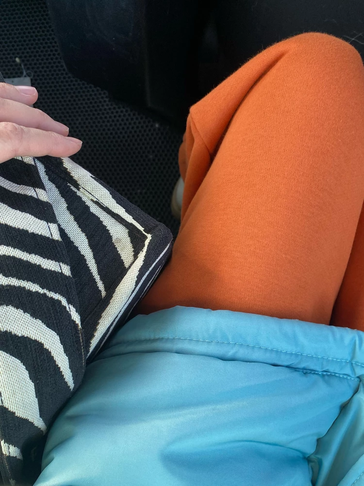 Шикарный цвет, не оранжевый, как апельсин, а больше похож на кирпич❤️ На рост 170 штаны чуть коротковаты, я бы сказала. Немного сомневалась, но все же оставила. Цвет меня пленил😄