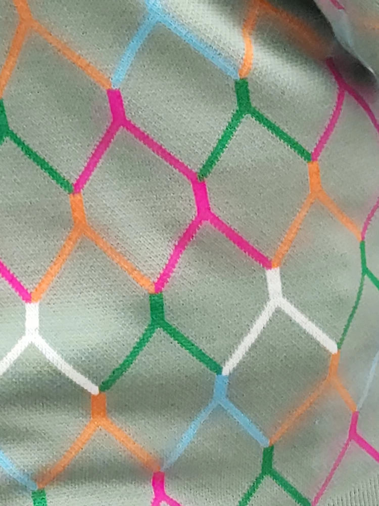 На 46-размер совсем не оверсайз, сидит ровно по фигуре. Не соответствует расцветке на фото. Возврат