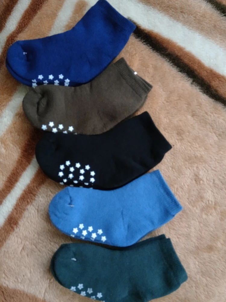 Маломерят, только только в пору, оставляю в подарок. Тёплые, махровые