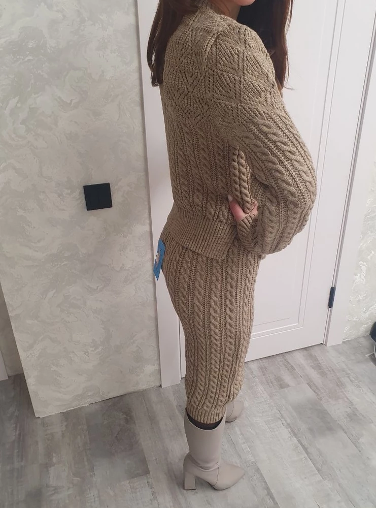 Приятно удивлена, боялась брать на мой размер 40-42, но костюм сел идеально, чуть свободно, как я и люблю. Спасибо продавцу за такую качественную вещь, буду носить с удовольствием всю зиму!