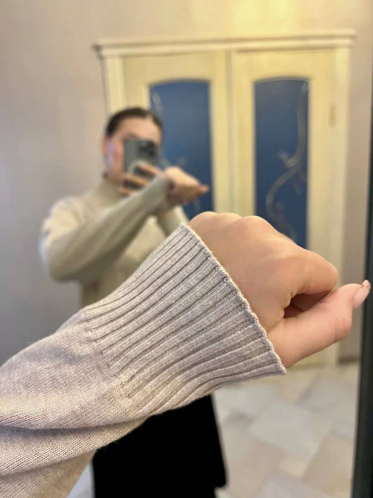 Очень классный свитер , мягкий и приятный к телу ☺️ хорошо сел по фигуре )
В составе есть кашемир и шерсть, в нем точно не будет холодно!
Пошит качественно , нитки нигде не торчали)