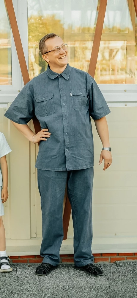 Костюм хороший, легкий, но действительно большемерит, размера на два. Покупала к фотосъёмке, если рубашку оставили как есть, то брюки конечно по длине ушили порядочно.