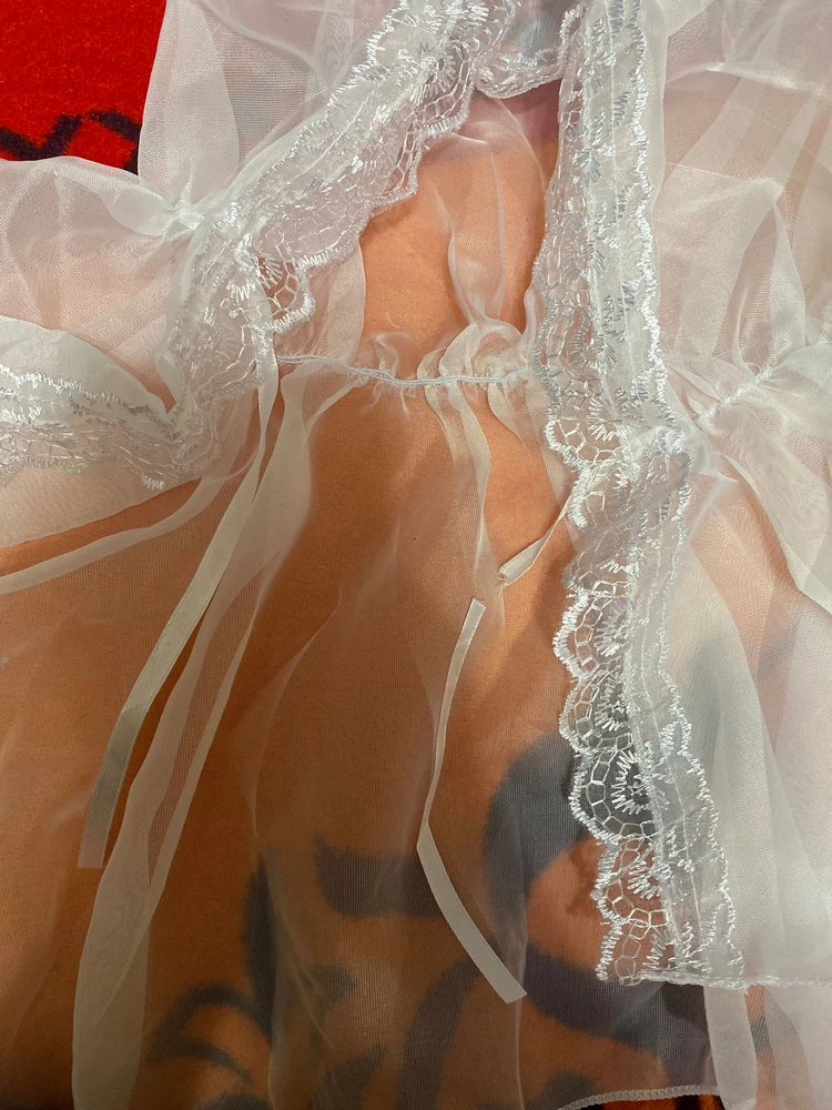 При завязывании оторвалась часть ленты. Такое ощущение, будто ее приклеили на клей, после чего оторвалась. Больше не закажу