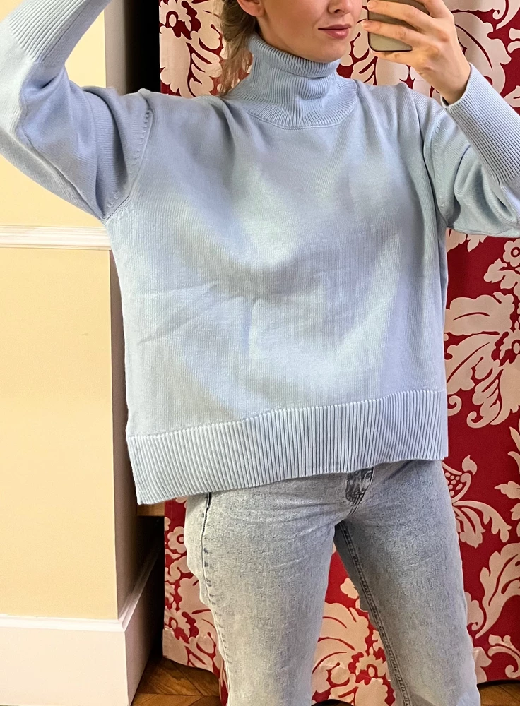 Классный! Цвет как на фото. Мягкий, греет и выглядит дороже своей цены🤍