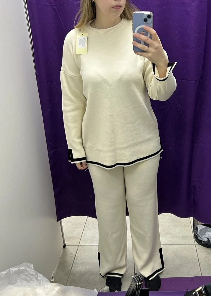 Не выкупила костюм, материал тонкий - после первой стирки точно будет весь в катышках.  На размер 48 некрасиво садятся брюки