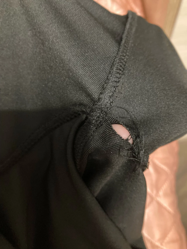 Срочно понадобились новые лосины, была доставка всего через день, поэтому решила взять. Тем более цена не кусается и отзывы более менее приятные. 
Итог видно на фото, надела их сегодня первый раз. С таким качеством пошива их можно только выкинуть на помойку, ибо ходить на обычную растяжку и каждую минуту думать «а не разойдутся ли лосины по шву» мне не очень понравилось