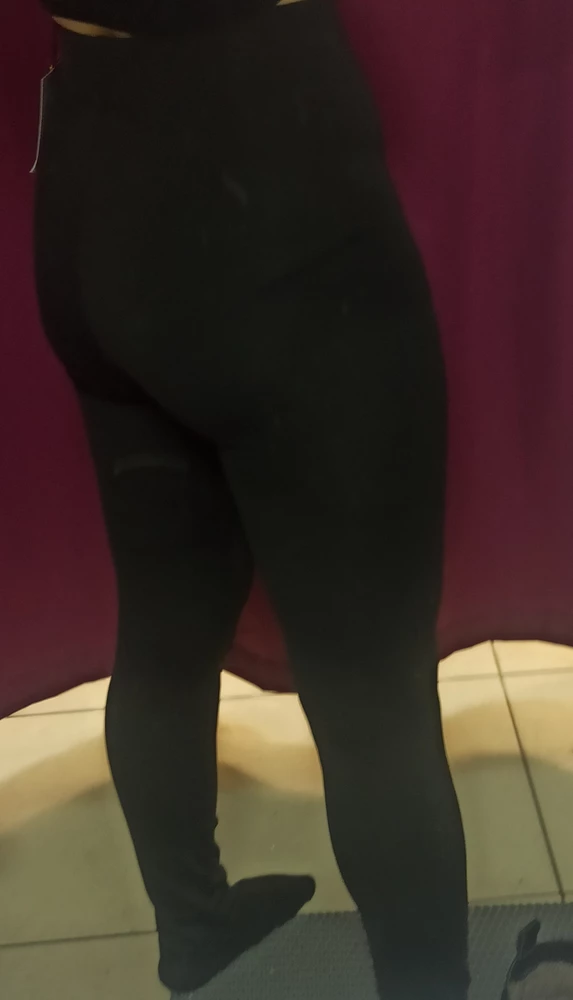 Лосины пришли в отличном состоянии, никаких растяжек, никаких дырок и пятен, думала что они будут маловаты и заказала самый большой размер и скажу одно что они очень хорошо тянуться и в них очень удобно двигаться, для спорта самое то, хоть размер и большой но на мне он очень свободный, дискомфорта не чувствую, советую к покупке)