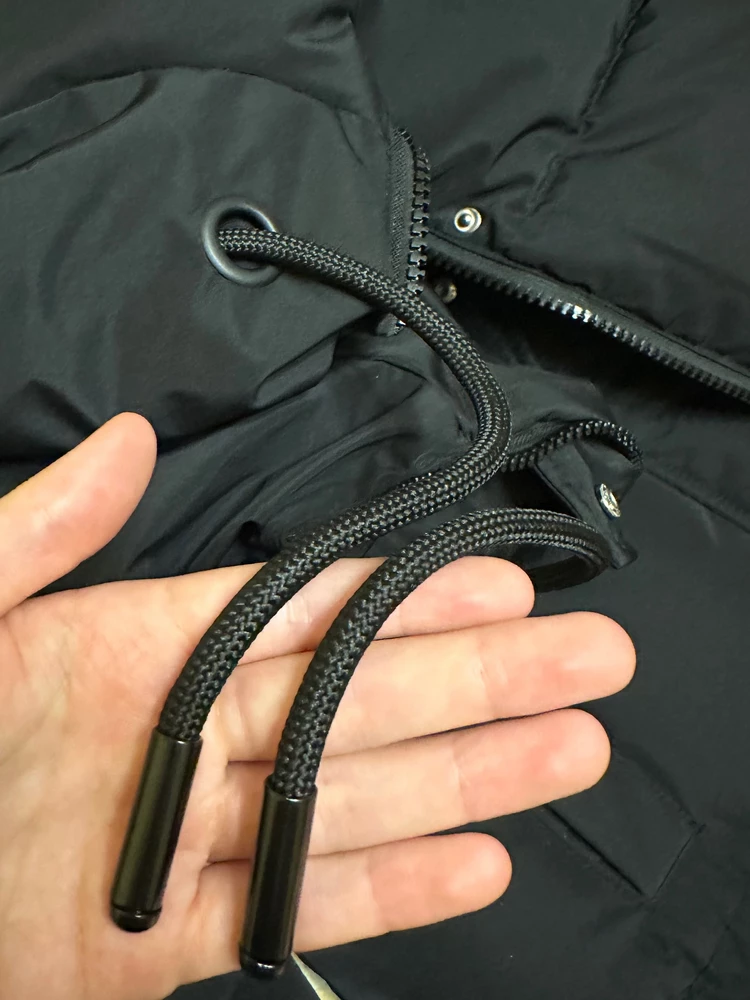 Отличный пуховик за свою цену! Теплые карманы, швы ровные, капюшон затягивается на завязки 👍🏻 на рост 165 размер S пуховик закрывает колени, на зиму супер вариант.