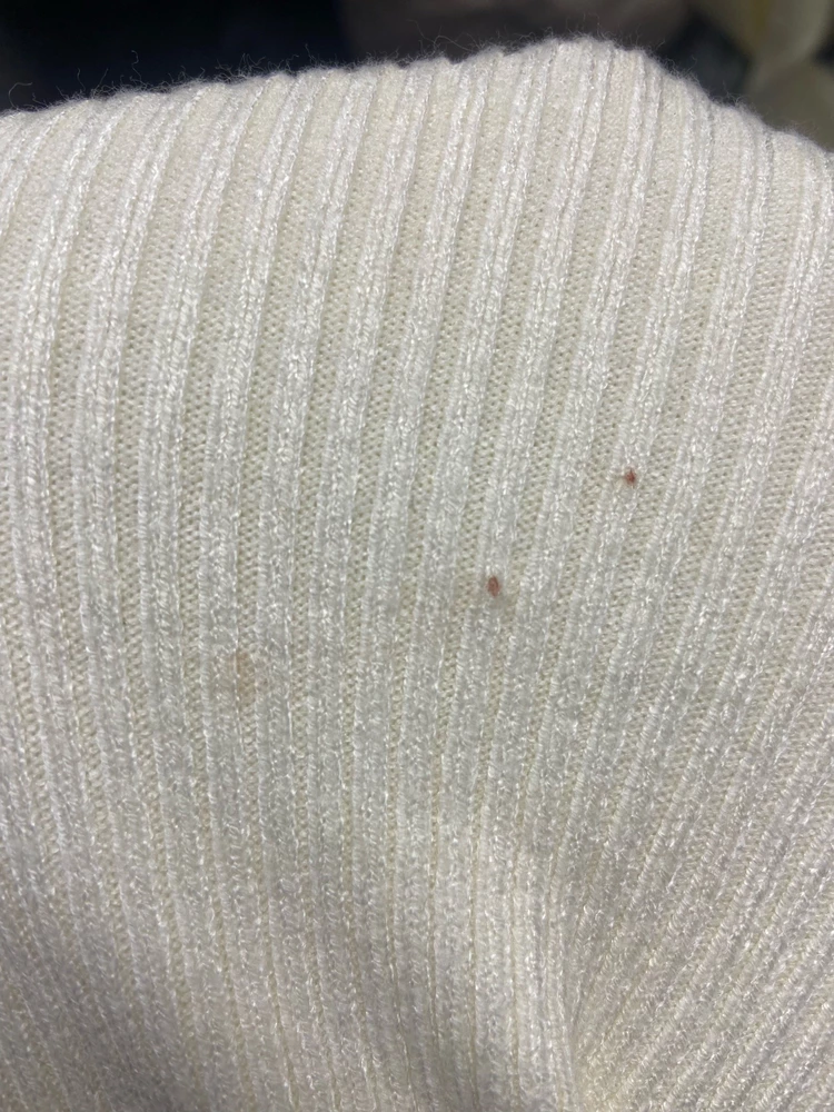 Ну что это за пятна?! И швы оставляют желать лучшего👎