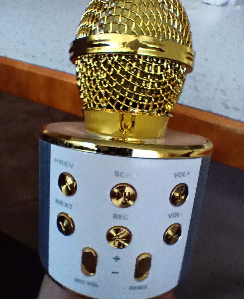 Отличный микрофон😊 петь удобно😁 слышно хорошо😍 через блютуз подключается😘 из самого микрофона идёт громко музыка и по тише текст песни😉 можно переключать песни по кнопке которая находится на микрофоне🤗 так же можно делать громче и тише музыку тоже по кнопке на микрофоне🥰. В общем покупкой довольна🫶 рекомендую)