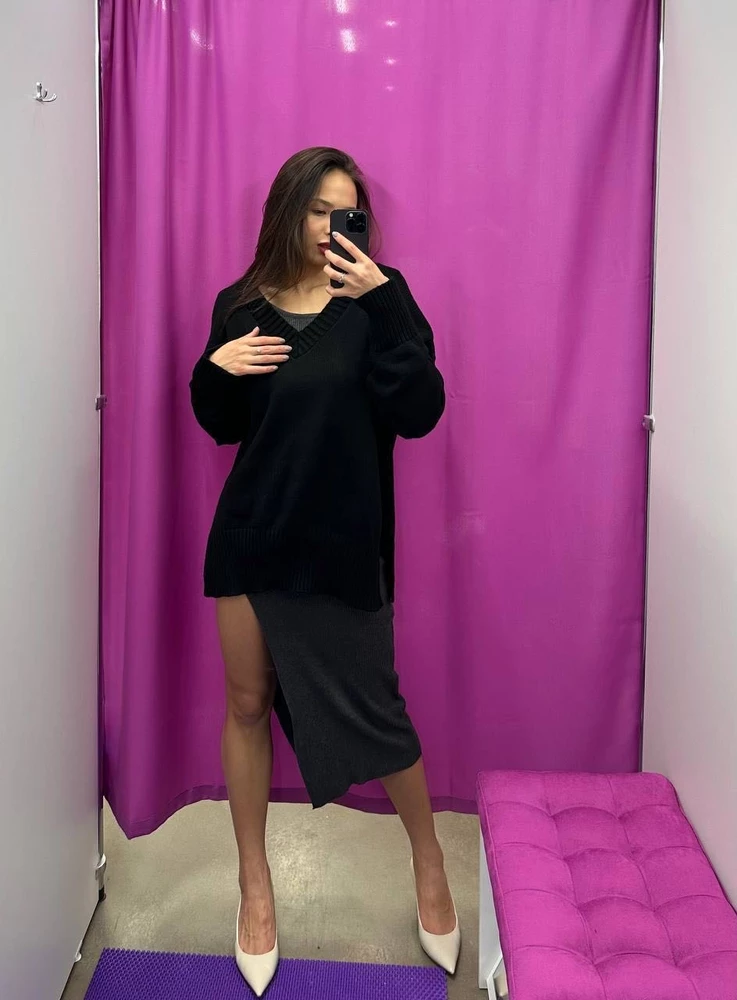 Очень понравился свитер, сидит свободно, длинный, качество хорошее, приятный к телу, рекомендую!