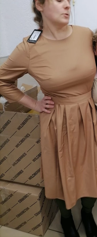 Цвет кэмэл. Мне не к лицу. Чуть маловат верх. Ношу 50.