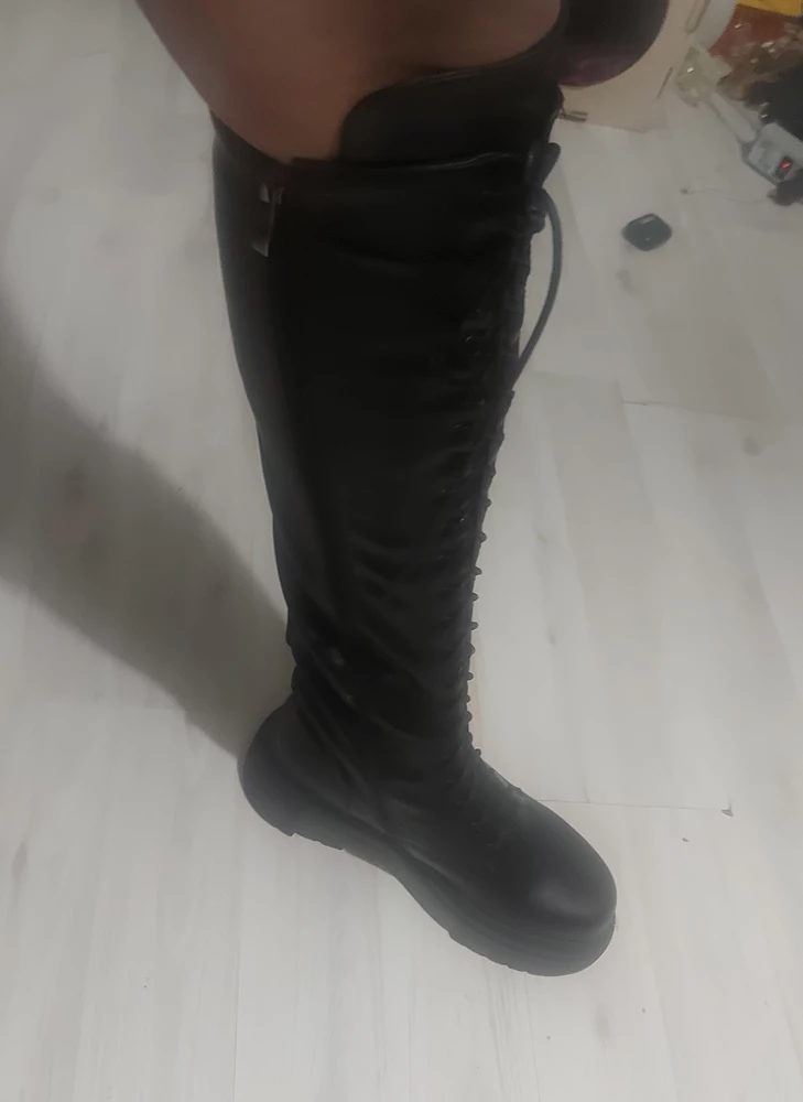 Хорошие сапоги, на узкую ногу, идут размер в размер, добротный фурнитура. Достаточно тёплые, холодную зиму (больше -15), скорее всего не потянут, в остальном, отлично. Смотрятся очень достойно и стильно. Спасибо!