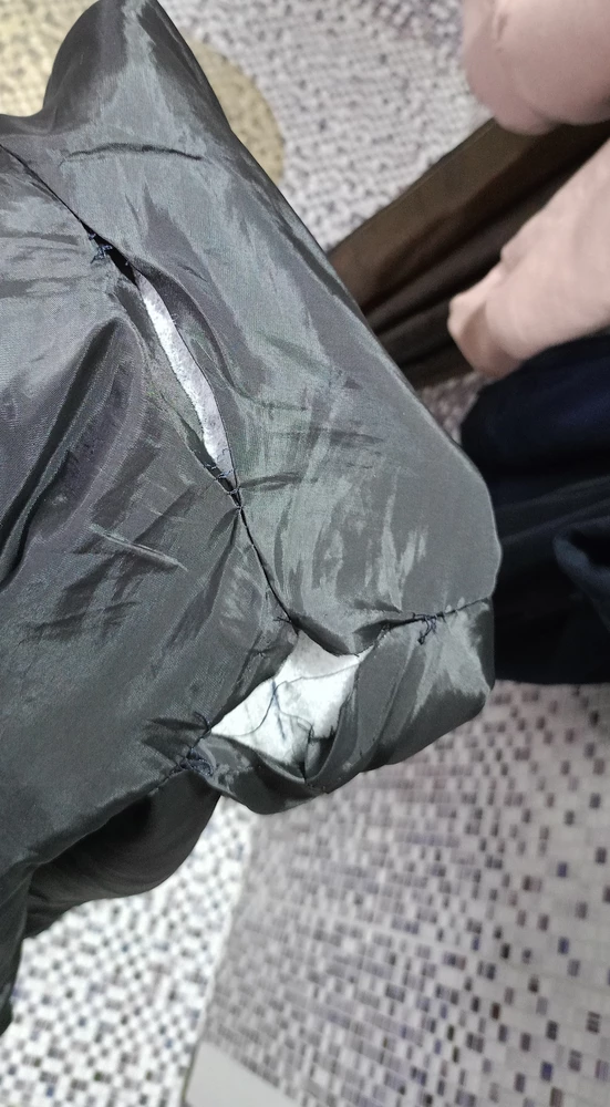 Обычная китайская куртка ! Цена ей максимум 2000 руб. После 3 дней носки швы на подкладке разошлись !
