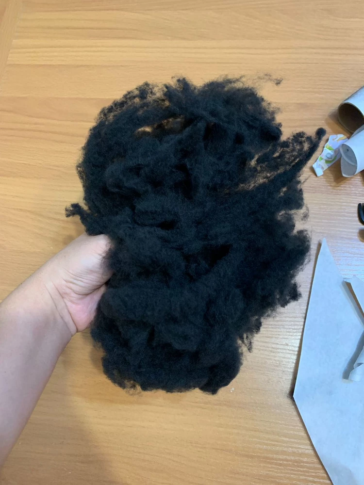 Сначала показалось, что кофта неплохая. Но это до первой носки. Все то теплое, что внутри кофты, остается на другой одежде.
Я вычесала ее тонкой расческой чтобы хоть как-то можно было ее носить, результат на фото. После этой процедуры стало получше. Но от этого она стала естественно тоньше.
Рукава на кофте очень длинные, не соответствуют разменной сетке.