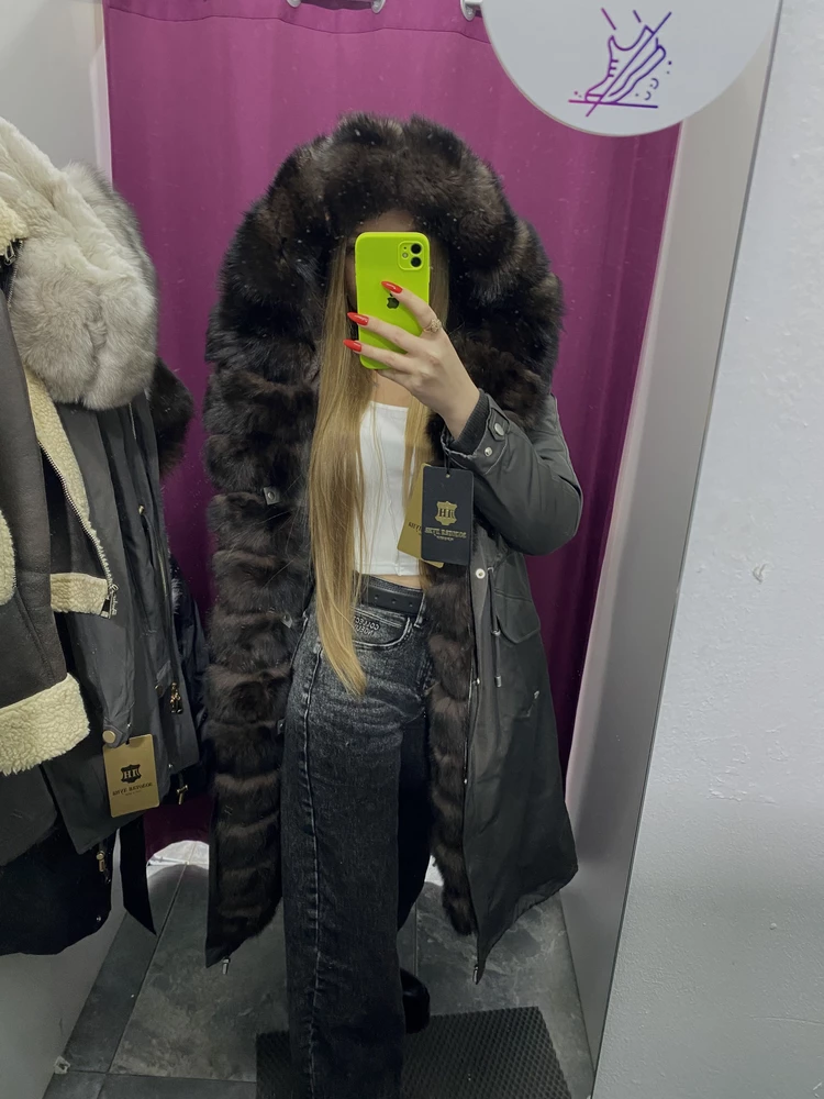 Парка хорошая, на параметры 86-62-92 размер М сел идеально, ранее заказывала s другой расцветки, не подошла, цвет и размер не угадала.
Эта же на против, села идеально, и расцветка подошла💖
Дома сняла подклад, отгладила и вычесала мех, стала еще лучше🥰