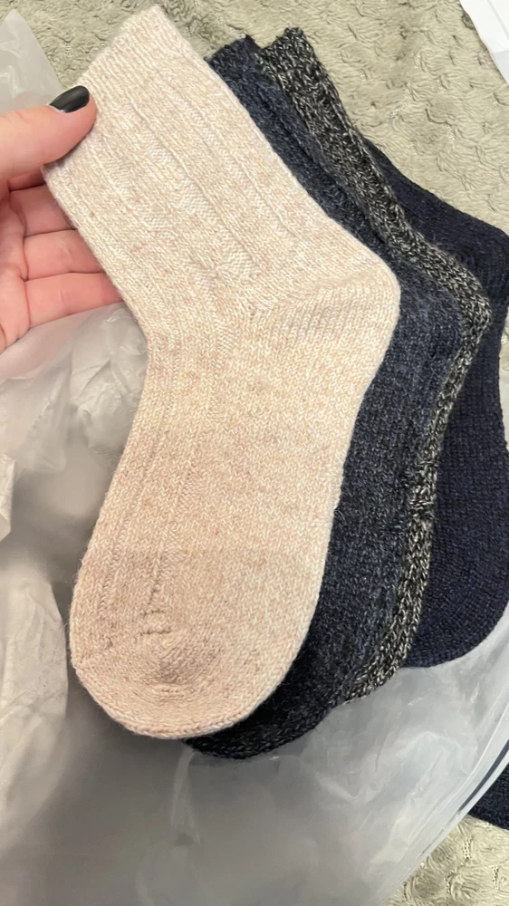 Теплые и мягкие, не пережимают, приятные на ощупь и теплые!! Взяла на размер больше, чтобы было комфортно ребенку. Рекомендую