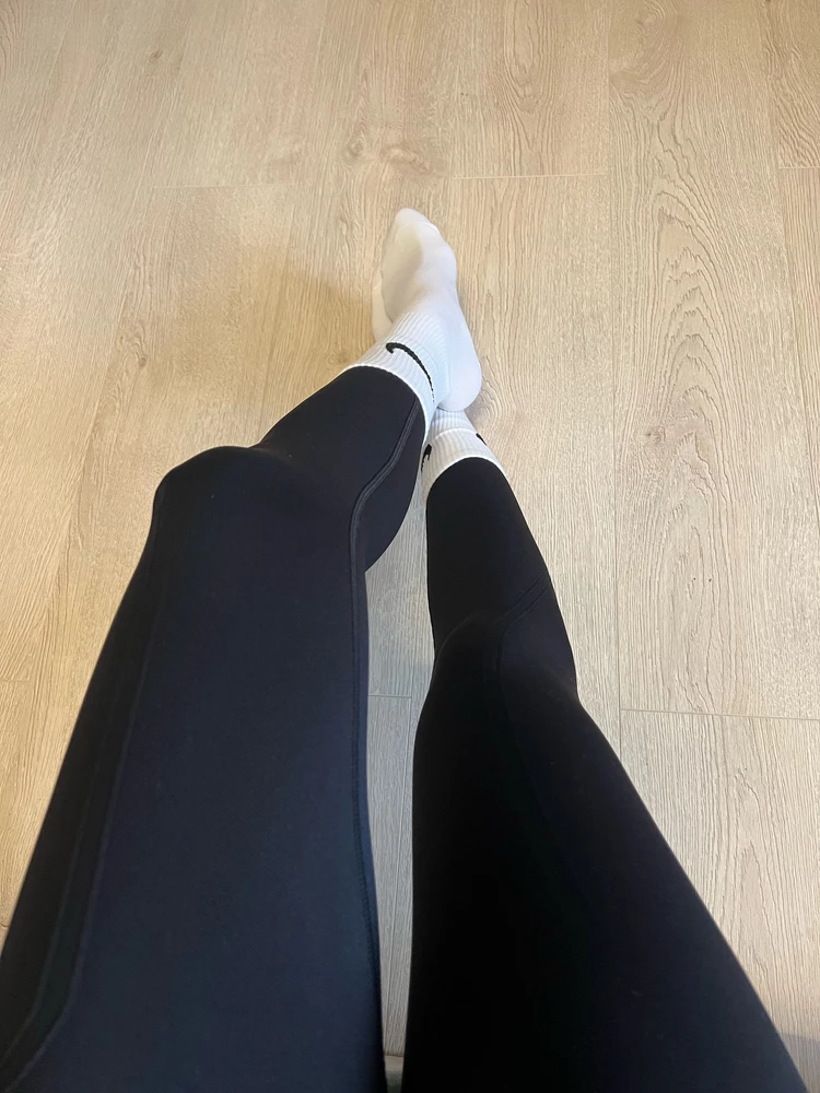 Животик начал расти на 4 месяце, сразу заказала леггинсы для беременных! Такие же как и обычные спортивные, только с местом для пузика 😅лосины с ластовица, удобно)) швы ровные, ткань плотная, на мой рост 165 и вес 55, взяла размер М. Мерила ещё в сером цвете, они в размере М оказались чуть больше. Или тянутся сильнее.