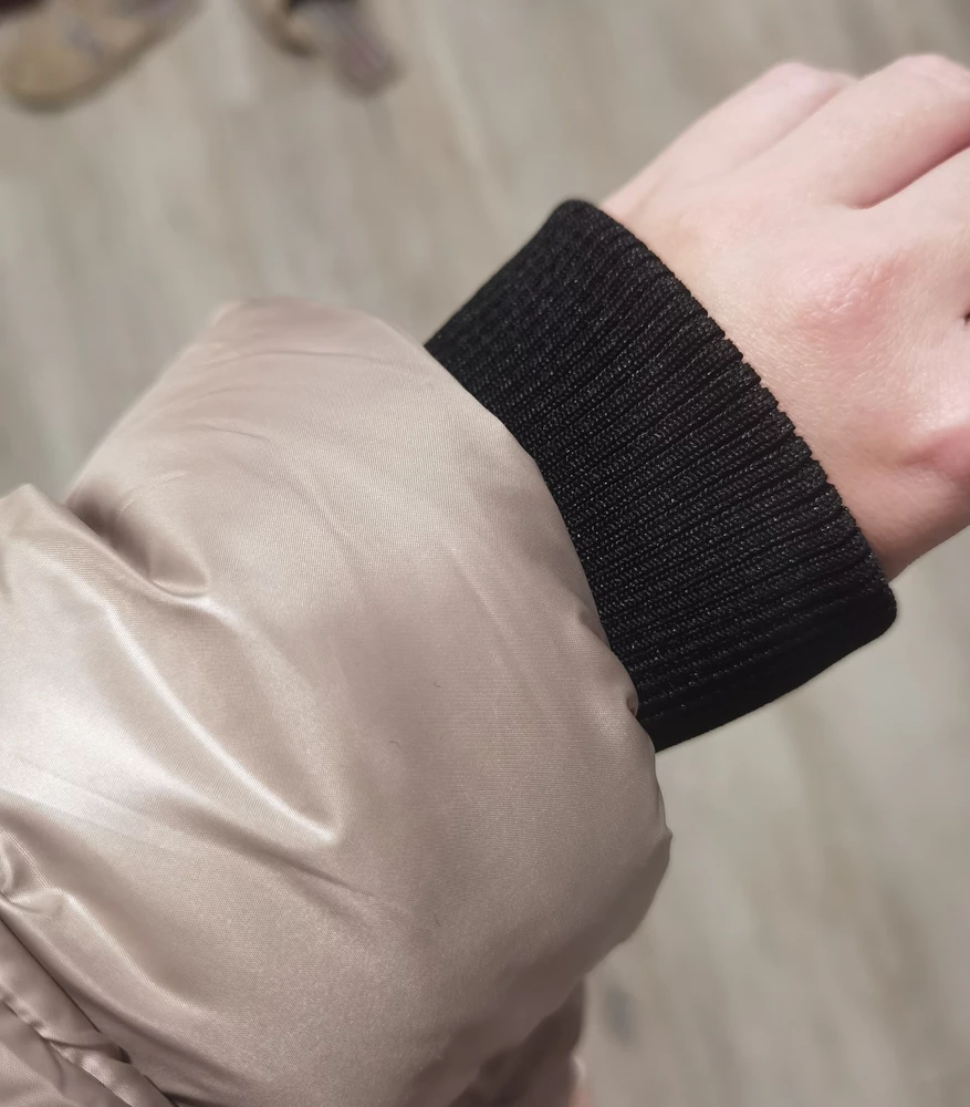 Куртка классная, очень мягкая и прям воздушная. Цвет какой то золотистый бежевый, замочки на куртке обманки, кармашки есть. Капюшон не огромный, что большой плюс, можно спокойно носить без шапки