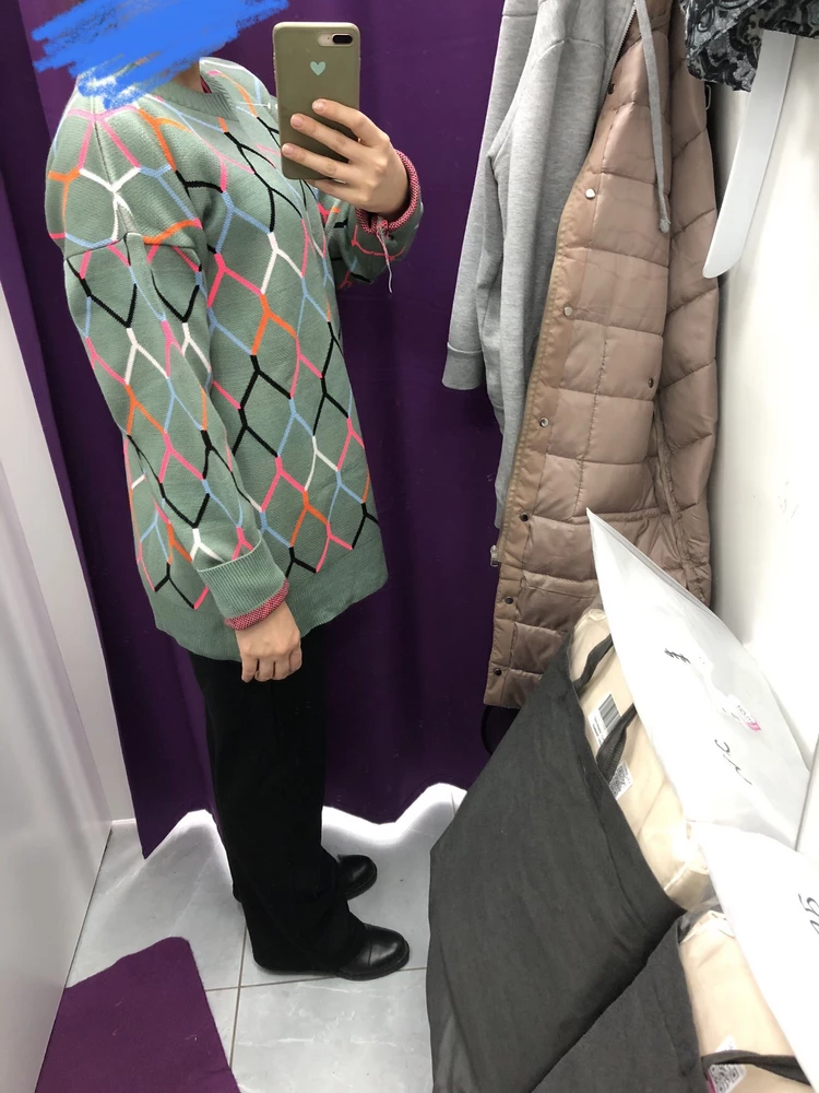 Свитер придает +15 лет 🤣 сидит мешком, длинный, у меня 44 размер, рост 167. Рукава длинные, нитки по изделию торчат.