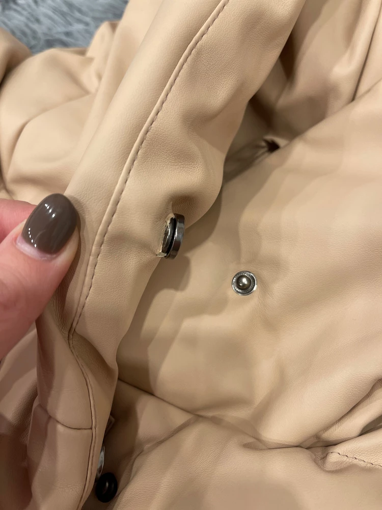 Кнопки верхние отлетаю сразу, не в одном ремонте одежды не берутся ремонтировать(