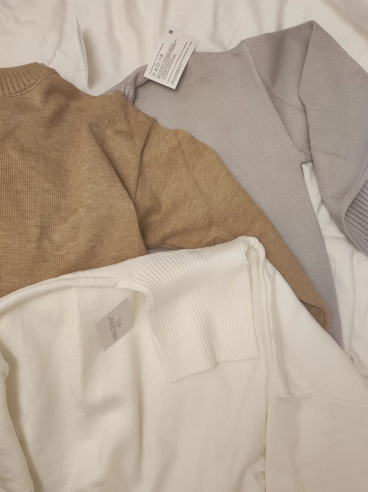 Не описать словами, какой шикарный свитер. 
Взяла три на выбор: белый, серый, бежевый. Взяла все.
Во-первых, упаковано на пять баллов. Сложено аккуратно, в матовый зиппакет. 
Во-вторых, полное соответствие цвета. Это касается всех трёх вещей. Причём, цвета элегантные.
В-третьих, качество. Мягкий, комфортный к телу. Лекала чудесные. Горловина удобная. Фасон современный. 
Брала S на ОГ 84, ОТ 66 ОБ 90. 
Совокупность этих факторов повлияло на выбор всех трёх свитеров.