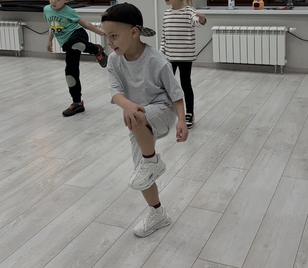 Кроссовки хорошенькие визуально,сын доволен,подошли даже для тренировок,но к сожалению в первый же день на одном из кроссовок перестали гореть лампочки,мне не критично,но ребенок расстроился,за это снимаю звезду.