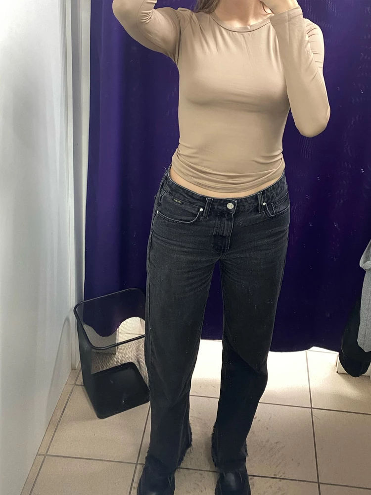 Сняла одну звезду за то, что реальный цвет изделия не соответствует ни фото ни описанию. Пришел не хаки, а светло коричневый. В остальном понравился, выкупила