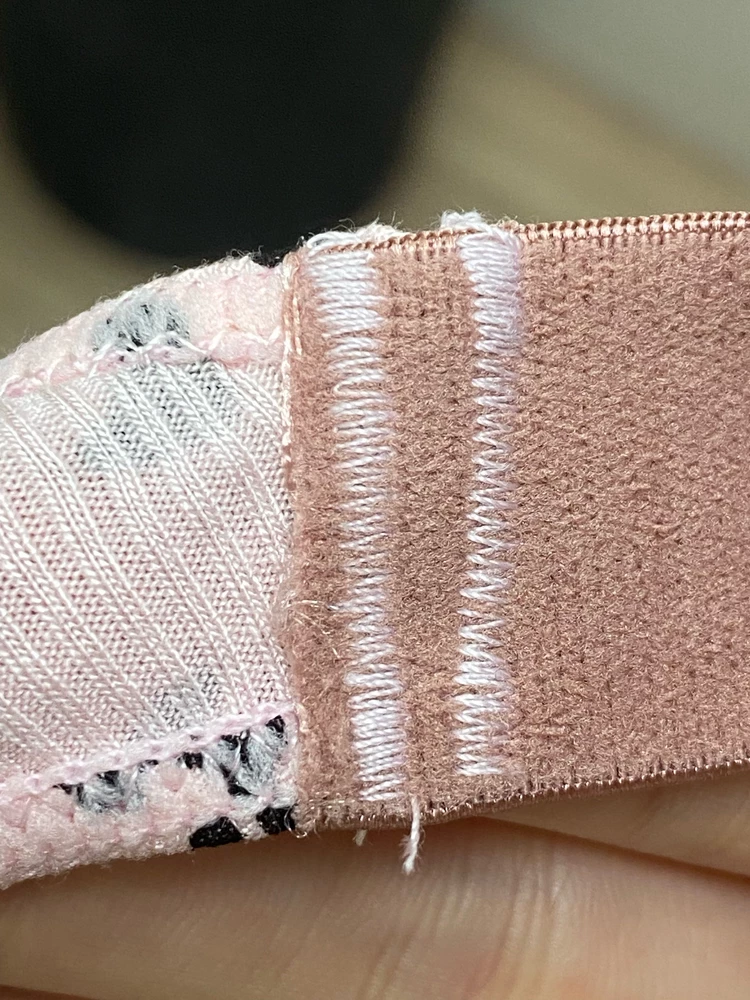 Отвратительное качество, бирку специально крепите так чтобы дырка была на ткани??? По качеству как половая тряпка