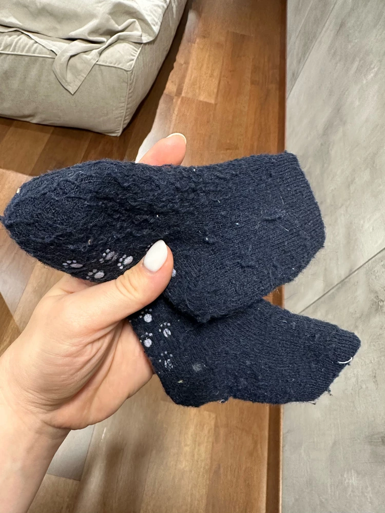 В носках походили один вечер 🤦🏽‍♀️
На первом фото в сравнении с новым. На первый взгляд очень хорошие носки. Но увы(