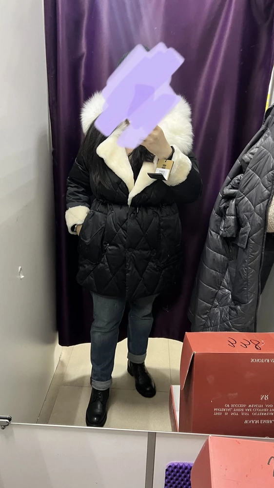 На свои деньги вообще не выглядит, на рукавах вообще ужасный мех. Который все портит. А так куртка очень красивая .