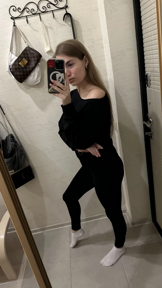 Хорошее качество , строчка прошита хорошо , нитки не торчат. 
Сидит прекрасно , сочетается и с джинсами и лосинами и со спортивными штанами и с юбками .