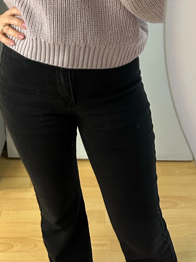 Хорошая модель, длина на 164 отличная, не пришлось подшивать. Но! Качество пошива просто ужасное, нитки торчат, швы расходятся, маленький карман оторвался, в районе молнии шов тоже разошелся, карманы вылазят. Придется все штаны прошивать. Как-то не серьезно это - взять новую вещь, а потом еще бегать по ателье тратить время и деньги, чтобы довести ее до ума во избежание того, чтобы они не разошлись на тебе. После стирки даже со специальным гелем все равно полиняли. В общем кроме модели и то, что они на средний рост плюсов увы больше нет. Возможно конечно мне так повезло только. Но теперь понимаю, что нужно обращать внимание на пошив вещи.