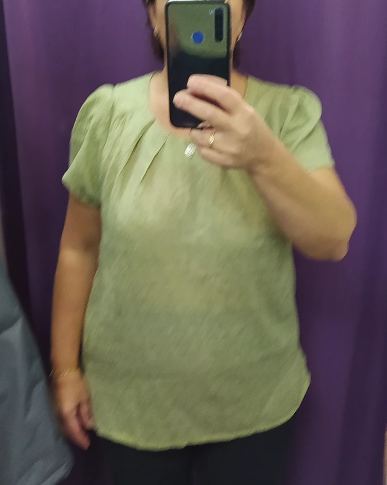 Мягкая, приятная ткань, похожа на натуральную. Мои размеры:107-93-117 рост164. Голубая блузка размер 58, фисташка 56р. Взяла голубую, вдруг подсядет. Длина р. 58 по спинке 65 см. Считаю что изделие мало мерит.