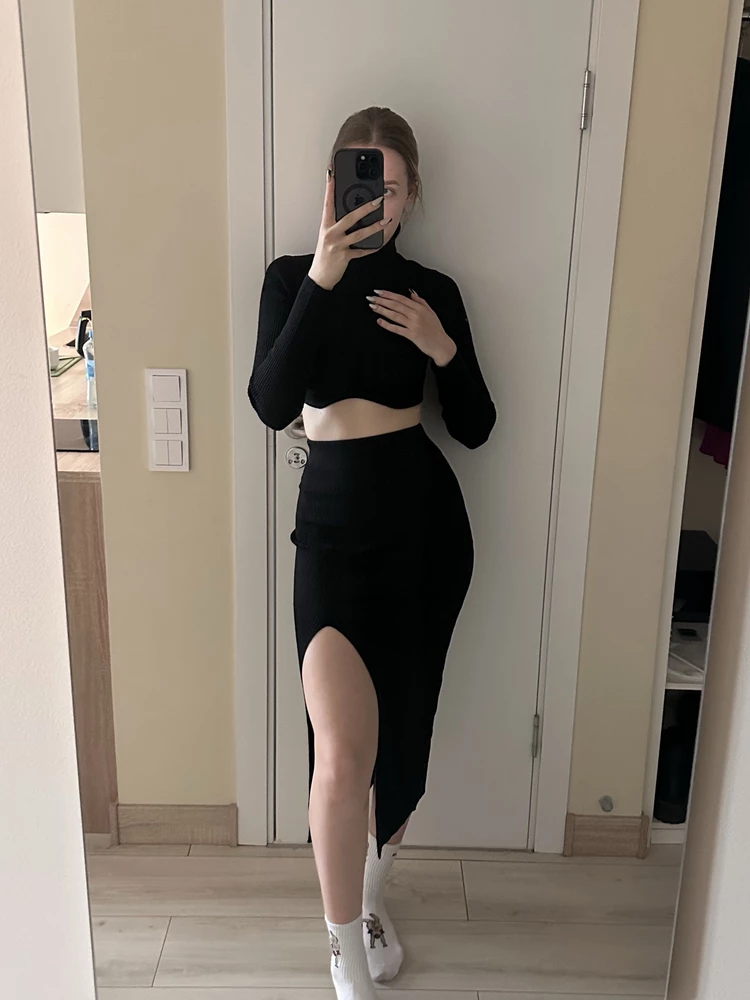 Очень красивый и теплый костюм из плотного материала😍