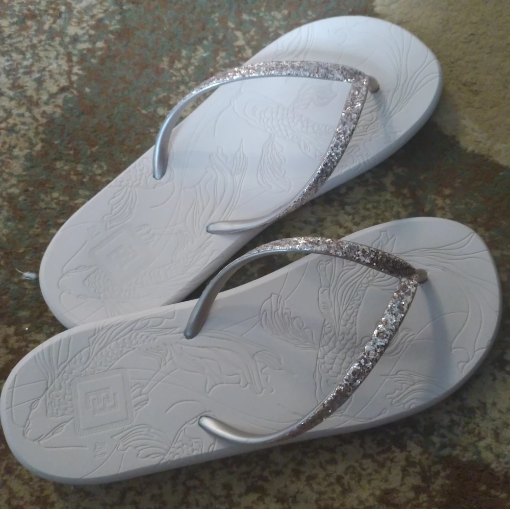 Воняют. Брала для дома, не люблю ходить босиком, а в тапках жарко. Эти замучалась мыть, чтоб не воняли, но они воняют всё равно. теперь и ноги тоже с этим запахом вонючей резины. И ещё стразики по всей квартире постепенно отваливаются со сланцев. А в остальном сланцы норм, удобные, не жмут , не спадывают. Надеюсь со временем вывертрятся . На мой 40й размер подошёл 41