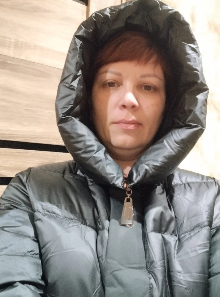 Пальто отличное, цвет изумрудный красивый. Ткань мягкая, глубокие карманы и капюшон.Идёт в размер. Ношу 50, заказала 50.