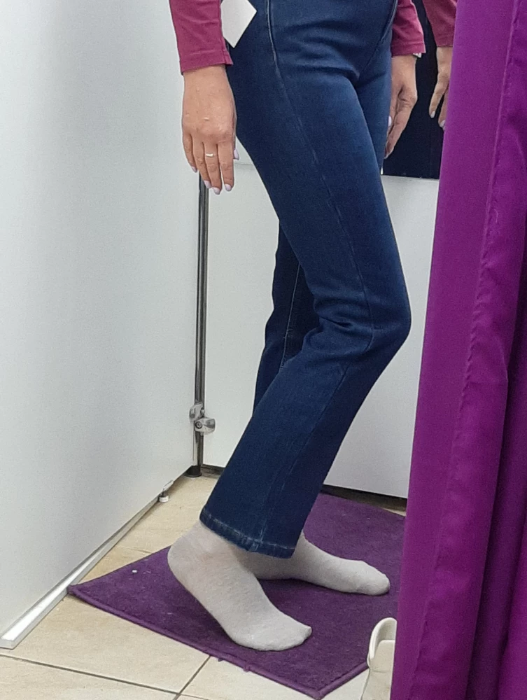 Джинсы на рост 168 см! Напишите об этом сразу и не надо будет тратить время на доставку до покупателя и обратно, на примерку) На фото девушка с ростом 173 см, джинсы короткие!!! Утеплитель - это какое-то напыление (фу)