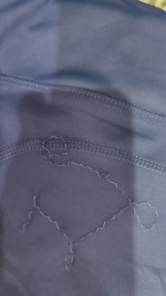 Сначала тайтсы мне очень понравились,прекрасно сели,приятные к телу.но...после первой стирки на режиме "быстрая стирка"стали распускаться швы...ну как так то?угробить такие классные штаны некачественными швами???не ркомендую к покупке,очень разочарована...ведь хотела еще черные заказать...