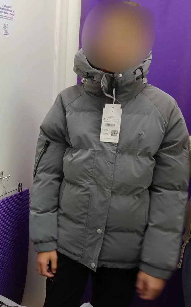 Куртка понравилась, но странный запах присутствует, возможно выветрился бы быстро, но ребёнок выбрал другую модель.