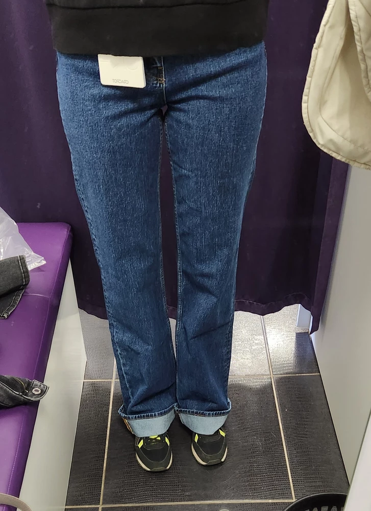 Ткань хорошая у Джинсы, в меру плотная. Размер 27 и 26 особо не отличаются.  На рост 180 отличная длина, но джинсы сшиты криво, шов уходит вперёд, думала на мне так сели, но в разложенном виден идёт кривой шов, уходящий вперёд на сантиметров 5.